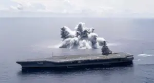 Portaerei vicino a un'enorme esplosione in mare aperto