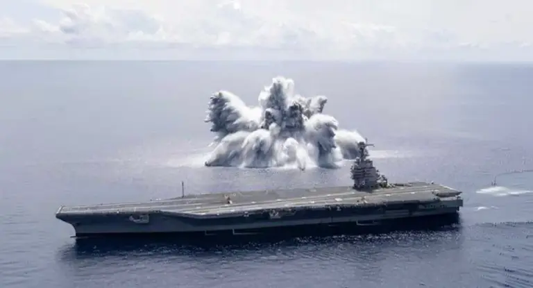 Portaerei vicino a un'enorme esplosione in mare aperto