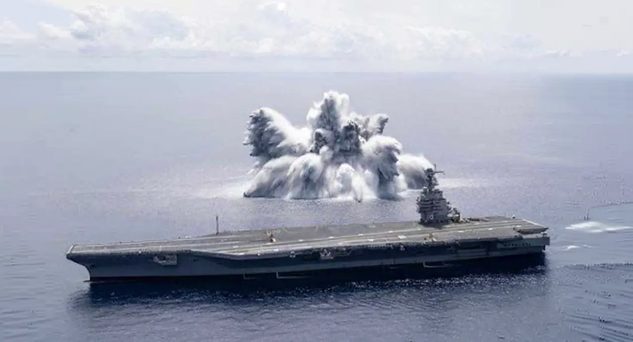 Portaerei vicino a un'enorme esplosione in mare aperto