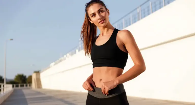 Persona in abbigliamento sportivo all'aperto dopo un esercizio fisico