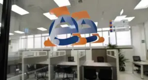 Ufficio vuoto con logo dell'Agenzia delle Entrate su una parete in vetro