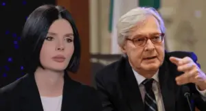 Due persone in primo piano durante un evento pubblico o giudiziario