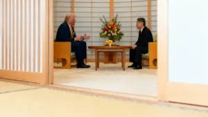 Due persone sedute in una sala giapponese tradizionale durante un incontro ufficiale