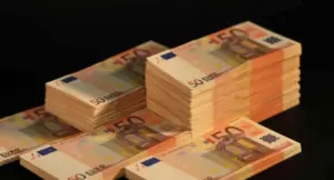 Mazzi di banconote da 50 euro disposti su una superficie scura