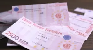 Buoni fruttiferi postali da 2500 euro su un tavolo di legno