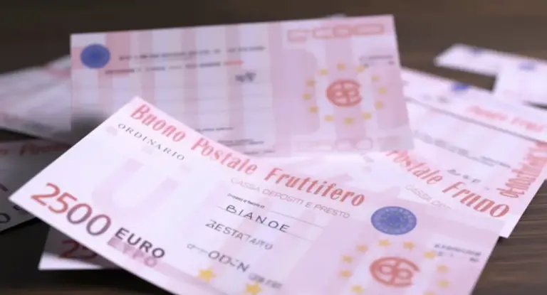 Buoni fruttiferi postali da 2500 euro su un tavolo di legno