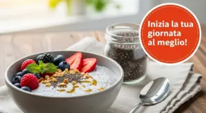 Ciotola con pudding di semi di chia, frutti di bosco e fragole su un tavolo di legno