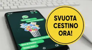 Smartphone con schermata di WhatsApp e icone che escono da un cestino digitale