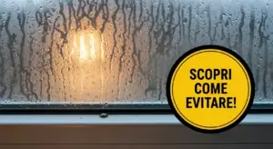 Condensa su una finestra a doppi vetri con piccole gocce d'acqua