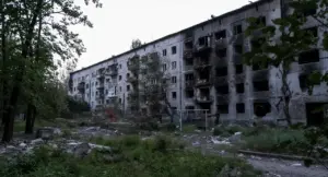 Edificio residenziale danneggiato in un'area urbana con vegetazione circostante