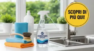 Flacone di disinfettante su un piano cucina accanto a spugne e una spazzola per la pulizia