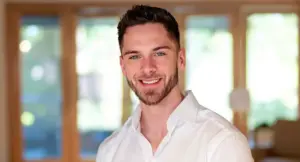 Una persona che sorride in un ambiente interno luminoso