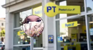 Persona con banconote da 50 euro davanti a un ufficio postale