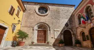 Facciata di un edificio storico in una piazza soleggiata di un borgo italiano