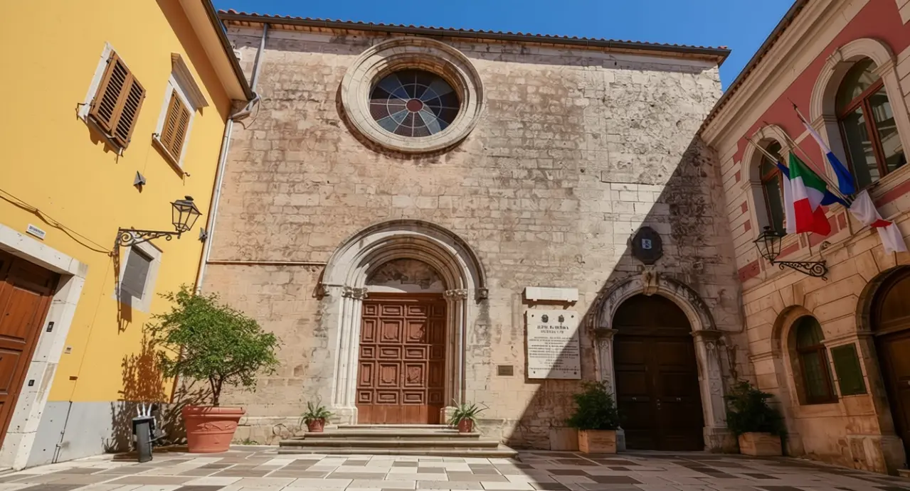 Facciata di un edificio storico in una piazza soleggiata di un borgo italiano