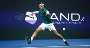 Tennista in azione durante un match su campo duro