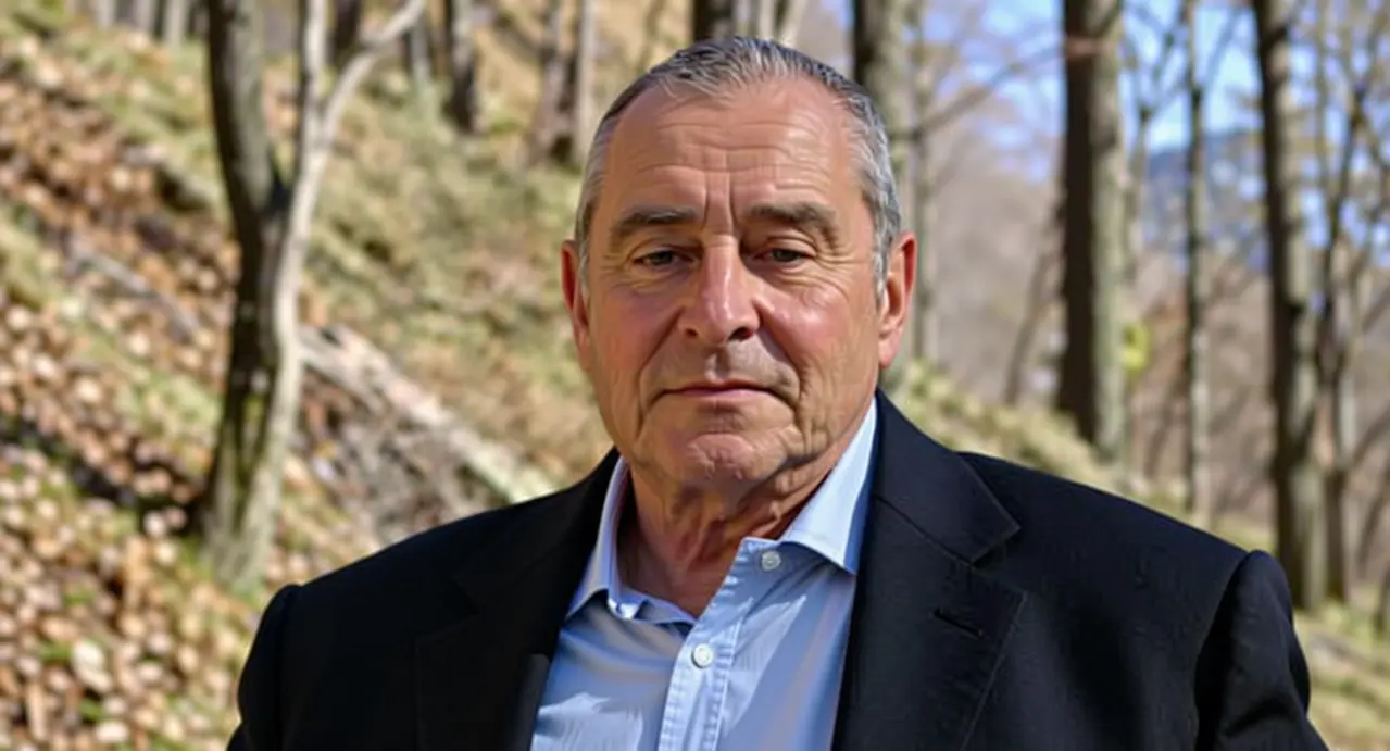 Un uomo anziano in giacca e camicia in un'area boschiva tra Toscana e Marche