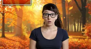 Persona sorpresa in un bosco autunnale con luce calda e foglie colorate